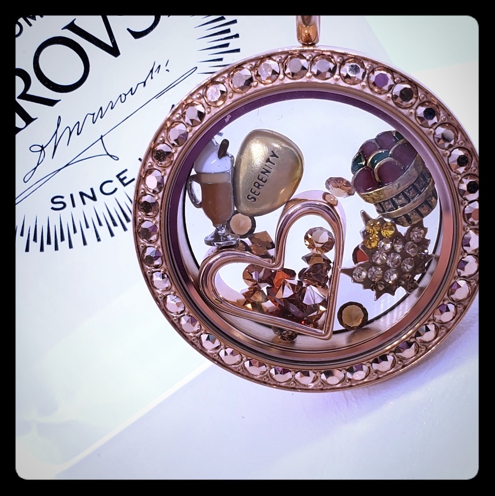 🆕️ Beautiful Rose Gold Locket